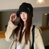 Sombrero tipo cubo pequeño con botón de estilo coreano para mujer, con un look chic y sofisticado, que hace que el rostro parezca más pequeño y es adecuado para tallas de cabeza grandes.