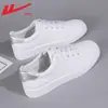 Zapatos de tirar zapatillas de hombre otoño 2026 modelo nuevo cuero impermeable de moda versátiles zapatos deportivos zapatos casuales para hombre