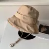 Sombrero de pescador blanco, simple y fresco, para mujer, hace que la cara se vea más pequeña, ala ancha para protección solar, sombrero para exteriores con correas para senderismo