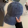 Gorra de Béisbol de Mezclilla Lavada con Efecto Desgastado Estilo Retro Americano para Mujer con Visera Ancha, Bordado de Letras de Alta Gama y un Aspecto Elegante