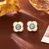 Aretes Estilo Chino de Turquesa y Nácar Natural con un Temperamento de Moda de Alta Gama y Lujo Ligero, Adecuados para una Mujer Moderna y Chic, Joyería de Nuevo Estilo Chino