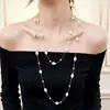 Colar de Pérolas Brancas Multicamadas Estilo Coreano para Mulheres, Corrente Versátil Popular de Luxo Leve para Suéter, Design em Camadas, Acessório Longo para Roupas