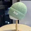 Nuevo Gorro de Lana con Parche de Letra Simple para Mujer en Otoño e Invierno, Moderno y Versátil, Gorro Cálido de Punto Casual para Viajes al Aire Libre