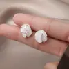 Pendientes de Flor de Camelia Plateada Triturada de Lujo Ligero y Gama Alta para Mujer, Nuevo Estilo Popular, Pendientes de Moda y Versátiles