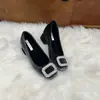 Sapatos de salto alto de veludo com 7 cm de aumento de altura, adornados com strass, bico quadrado para mulheres, nova coleção outono 2026, estilo francês, forrados com fleece, quentes e com salto grosso