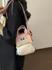 Colección de otoño 2026 transfronteriza: una mochila linda con estampado de dibujos animados, patchwork y bloques de color que se puede llevar como bolso de hombro o como mochila