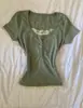 Camiseta Henley Elegante de Estilo Francés con Ribete de Encaje, Manga Corta, Corte Ajustado, Diseño Falso de Dos Piezas con Botones, Top Adelgazante 'Pure Desire' para Mujer