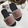 Otoño e invierno 2023 Nuevo estilo coreano zapatillas de felpa de suela gruesa para mujer moda para exteriores casuales de cuña de una tira de algodón
