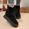 Botas de neve de sola grossa para mulheres, com acabamento em pelúcia, solas plataforma e canos curtos, estão disponíveis para atacado.. Estas botas de inverno são forradas com fleece para maior aquecimento