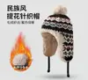 Novo Chapéu de Inverno Feminino com Forro de Fleece, Espessado para Aquecimento, Gorro de Tricô com Pom-Pom, Proteção Auricular para Ciclismo ao Ar Livre, Chapéu Moderno à Prova de Frio