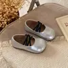 Zapatos Mary Jane de ballet con tiras cruzadas estilo francés para niñas, nuevos zapatos de corte bajo para el otoño de 2026, zapatillas de entrenamiento alemanas de moda para niñas