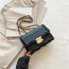 Bolso cuadrado pequeño popular con patrón de cadena para mujer, bolso de mujer, nuevo de moda otoño 2023, bolso bandolera simple con cadena