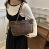 Moda Commuter Europea y Americana Bordado Retro Otoño e Invierno 2024 Nueva Moda Estilo Occidental Elegante Simple Bolso de Hombro Axilar para Mujer