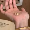 Libro Rojo Pequeño Explosivo Medio Antiguo vintage Yuanbao Anillo de Alambre Dibujado para Mujer Retro Gama Alta Lujo Ligero Índice con Circonita