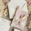 Convites de Casamento Personalizados em Relevo com Flores Secas e Selos de Cera, Convites de Casamento Novo Estilo, Convites em Papel de Algodão com um Toque de Nicho e Alto Padrão