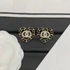 Nuevo Modelo 2025 Réplica Chanel con Logo Corazón de Diamantes Tachonado en Piel Negra Aretes Doble C para Mujer con Agujas Plateadas, Aretes de Alta Gama y Elegantes