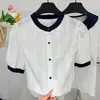 Blusa Femenina de Moda Verano 2025 Nuevo Diseño Cuello Redondo Un Botón Bordado de Encaje Bloques de Color Manga Corta