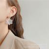 Otoño e Invierno Nuevos Pendientes de Moda Elegantes Exquisitos con Flor de Cuatro Hojas Microincrustada para Mujer con Diseño Único de Nicho Pendientes para Mujer