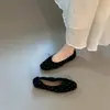 Sapatos de Salto Único com Bolinhas e Laço Estilo Fada Francesa 2026 Novo Estilo Estilo Festa Solado Macio Sapatilhas Mocas Plissados