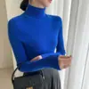Camada base de malha cinza de gola alta para mulheres, perfeita para outono e inverno, pode ser usada sob casacos, oferecendo um caimento sofisticado, macio e justo com gola franzida.