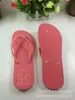 Chinelos de flip-flop de cor sólida de espuma de borracha de alta qualidade com logotipo de metal europeu e americano Fábrica personalizada profissional de Guangdong Dongguan
