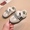 Moda infantil 2026 colección nueva primavera y otoño: Tenis de corte bajo con cierres de velcro, que presentan un diseño único y lindo, un elegante motivo de gato KT y versátiles zapatos estilo princesa