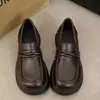 Zapatos de cuero para mujer, versátiles, retro, punta redonda, suela gruesa, color negro, nuevos de otoño 2026, estilo francés, tacón grueso, mocasines slip-on