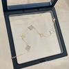 Versión Alta Pulsera de Trébol de Cuatro Hojas Explosivo Rosa con Incrustaciones de Diamantes Concha Blanca Microincrustada de Diamantes Completa Exquisita Pulsera de Lujo Ligero de Alta Gama para Mujer