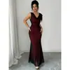 Comércio Exterior Roupas Femininas, Novo Estilo de Verão, Elegante e na Moda, Gola Drapeada de Renda, Costas Abertas, Laço Assimétrico, Ajuste na Cintura, Modelo Longo