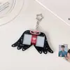 Suporte de Cartão de Identidade Original com Asas Fofas Duplo Slot Acrílico 1.0 polegada Capa de Armazenamento Pingente Decorativo para Mochila Porta-Cartão