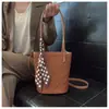 Outono e Inverno 2025 Novo Cesta de Palha Tecida Artesanal Transfronteiriça Casual Cesto Balde Bolsa Feminina Grande Capacidade Ombro Único Simples Versátil