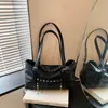 Bolsa de trabalho, estilo retrô, grande capacidade, moda 2026, design com tachas, bolsa de ombro, novo estilo feminino
