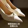 Zapatos de tacón alto para mujer, disponibles en dos colores, estilo francés, punta fina poco profunda, tacón fino, patrón de mariposa plisado, venta al por mayor desde la fábrica de origen