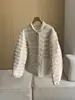 Nova coleção outono e inverno: jaqueta puffer justa, curta e canelada com gola alta, feita com 90% de plumas de pato branco, uma peça de alta qualidade e moderna em estilo europeu para mulheres