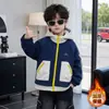 Chaqueta de Forro Polar con Bolsillo con Cremallera Estilo Otoño e Invierno para Niños 2026 Nuevo Chaqueta Cortavientos con Capucha Gruesa y Elegante de Invierno