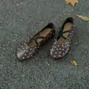 Sapatos rasos femininos de pele de carneiro super macia, estilo vintage francês, couro genuíno, sapatilhas com rebites planos e tiras cruzadas, sapatos Mary Jane