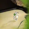 Anillo para Dedo Índice con Diseño de Rama y Hoja Hueca para Mujer, Presentando Plata Brillante, Ágata Roja y Jade Hetian, Joyería Vintage Floral de Piedras Preciosas Coloridas