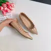 Zapatos de salón para mujer, nueva colección primavera/otoño 2026, punta fina, con tachuelas, con plataforma interior, de charol estilo francés, modernos y versátiles, tacones altos de punta baja