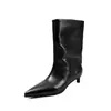 Botas femininas de cano médio feitas de couro bovino de flor integral, couro genuíno, novo estilo outono/inverno, bico fino, design de calçar, salto gatinho, salto fino, modernas botas de cano médio