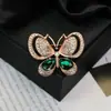 Moda europeia e americana novo broche de borboleta com diamantes de alta qualidade temperamento feminino alfinete requintado corsage da moda joia de cristal