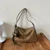 Bolso de hombro retro estilo coreano, versátil para cualquier atuendo, perfecto para otoño, con gran capacidad, elegante, casual y que irradia una sensación de alta gama.; una bolsa de almohada cruzada