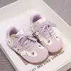 Zapatos Deportivos Bajos de Velcro para Niñas, Decorados con Dibujos Animados Lindos, Nuevos para Primavera y Otoño 2026, Zapatos Casuales Ligeros para Bebé con Suela Suave