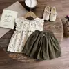 Conjunto de Roupa de Verão para Meninas, Roupinhas de Bebê Estilosas, Marca de Moda Infantil Tendência, Estilo Coreano, Estilo Mori, Acabamento em Renda, Regata Floral e Shorts