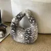 Nova Bolsa de Pelúcia Elegante de Alta Qualidade para Outono 2026, Bolsa Dumpling Relaxada e Chique para o Dia a Dia