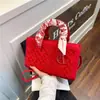 Bolso de Mano Moderno y Sencillo Estilo Princesa Diana 2026 Modelo Nuevo Bordado Pesado de Alta Gama Bufanda de Seda Bolso Cruzado de Hombro Único Bolsos