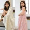 Conjunto de toalhas de banho novo estilo 2026, feito de fleece de coral, altamente absorvente e de secagem rápida, conjunto de três peças para uso doméstico, adequado para adultos, vendas no atacado e transfronteiriças