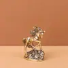 Adorno de Caballo Zodiacal de Latón: Una pequeña figura de caballo que simboliza riqueza instantánea y prosperidad