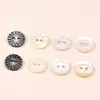 Botones tallados de concha natural de dos agujeros, Botones sencillos en blanco y negro de nácar para camisas y trajes, Accesorios para prendas al por mayor desde el fabricante