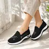Zapatos de Tela Old Beijing Bai Zhenhe para Mujer, Zapatos de Malla Bordados Huecos Transpirables de Suela Suave, Slip-On de Suela Gruesa para Madres de Mediana Edad y Mayores