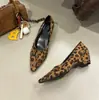 Zapatos de tacón grueso con estampado de leopardo, estilo retro coreano, de punta fina y escotados, para mujer, nueva moda otoño/invierno 2026, para ir al trabajo
